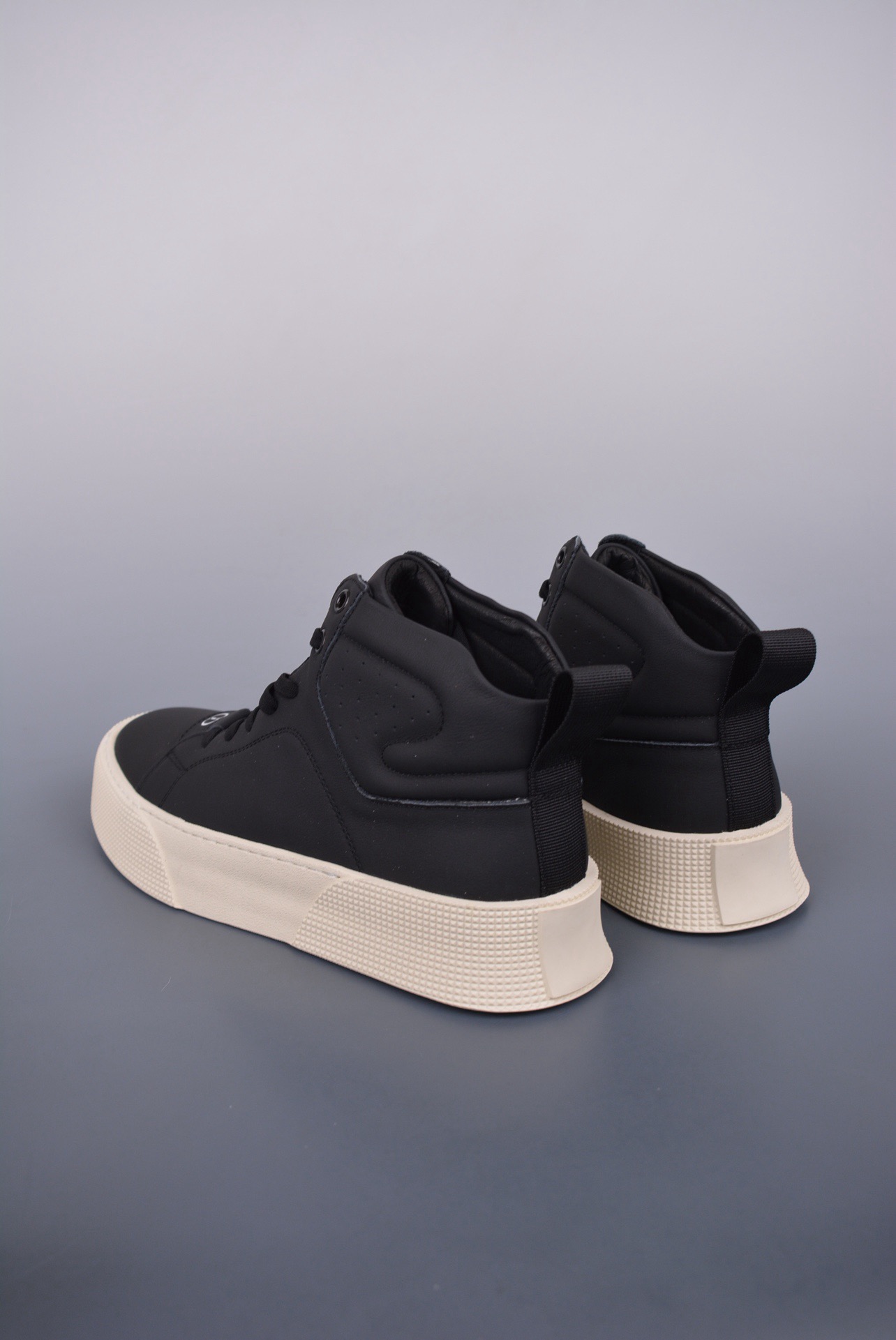 DR B33 SNEAKER